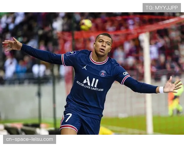 特写：赛后谢场，兰斯队长福克特向主场死忠看台深情告别