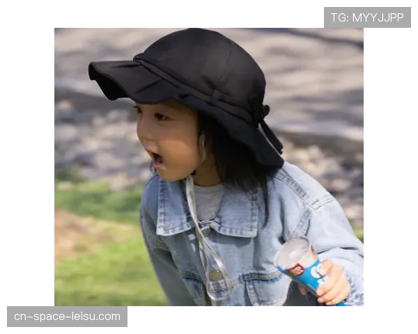 雨战中,一位父亲为身边的小女儿细心戴上帽子