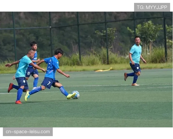 通讯:一场保级战通过乡村大屏直播,探索下沉市场的足球商业潜力 通讯:一场保级战通过乡村大屏直播,探索下沉市场的足球商业潜力